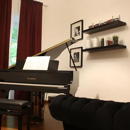 Piano Apartment *